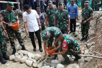 Pangda XXIII/Palaka Wira Mayjen TNI J. Binsar Parluhutan Sianipar meletakkan batu pertama menandai dimulainya pembangunan Jembatan Garuda di pargi Moutong, Kamis (2/4/2026). (©Penrem 132/Tdl)