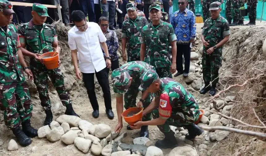 Pangda XXIII/Palaka Wira Mayjen TNI J. Binsar Parluhutan Sianipar meletakkan batu pertama menandai dimulainya pembangunan Jembatan Garuda di pargi Moutong, Kamis (2/4/2026). (©Penrem 132/Tdl)