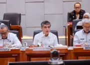 Menaker Yassierli (tengah) pada Rapat Kerja bersama Komisi IX DPR RI, Kamis (9/4/2026). (©Kemnaker)