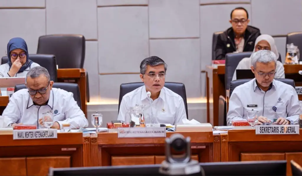 Menaker Yassierli (tengah) pada Rapat Kerja bersama Komisi IX DPR RI, Kamis (9/4/2026). (©Kemnaker)