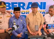 Menteri Transmigrasi Muhammad Iftitah Sulaiman Suryanagara (kedua kanan) bersama Kepala Balai Karantina Indonesia Sahat M Panggabean (kiri), Gubernur Sulteng Anwar Hafid (kedua kiri) memberikan keterangan kepada wartawan usai pelepasan ekspor komoditas durian beku ke Tiongkok di Palu, Sulawesi Tengah, Kamis (16/4/2026). . (©bmzIMAGES/Basri Marzuki)
