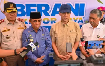Menteri Transmigrasi Muhammad Iftitah Sulaiman Suryanagara (kedua kanan) bersama Kepala Balai Karantina Indonesia Sahat M Panggabean (kiri), Gubernur Sulteng Anwar Hafid (kedua kiri) memberikan keterangan kepada wartawan usai pelepasan ekspor komoditas durian beku ke Tiongkok di Palu, Sulawesi Tengah, Kamis (16/4/2026). . (©bmzIMAGES/Basri Marzuki)