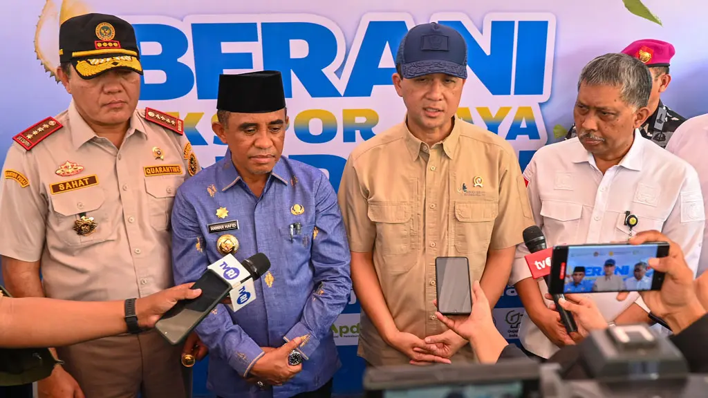 Menteri Transmigrasi Muhammad Iftitah Sulaiman Suryanagara (kedua kanan) bersama Kepala Balai Karantina Indonesia Sahat M Panggabean (kiri), Gubernur Sulteng Anwar Hafid (kedua kiri) memberikan keterangan kepada wartawan usai pelepasan ekspor komoditas durian beku ke Tiongkok di Palu, Sulawesi Tengah, Kamis (16/4/2026). . (©bmzIMAGES/Basri Marzuki)