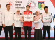 National Vice Chairman Bulan Sabit Merah Malaysia (MRCS) Dato Sri H Suhaimi bin H Yacob (tengah) bersama Sekda Kota Palu Irmayanti, Ketu PMI Kota Palu Nanang, Kadis Sosial Kota Palu menyerahkan secara simbolis fasilitas sekolah hasil donasi MRCS di SD Inpres 01 Lere Palu, Rabu (29/4/2026). (©bmzIMAGES/Basri Marzuki)