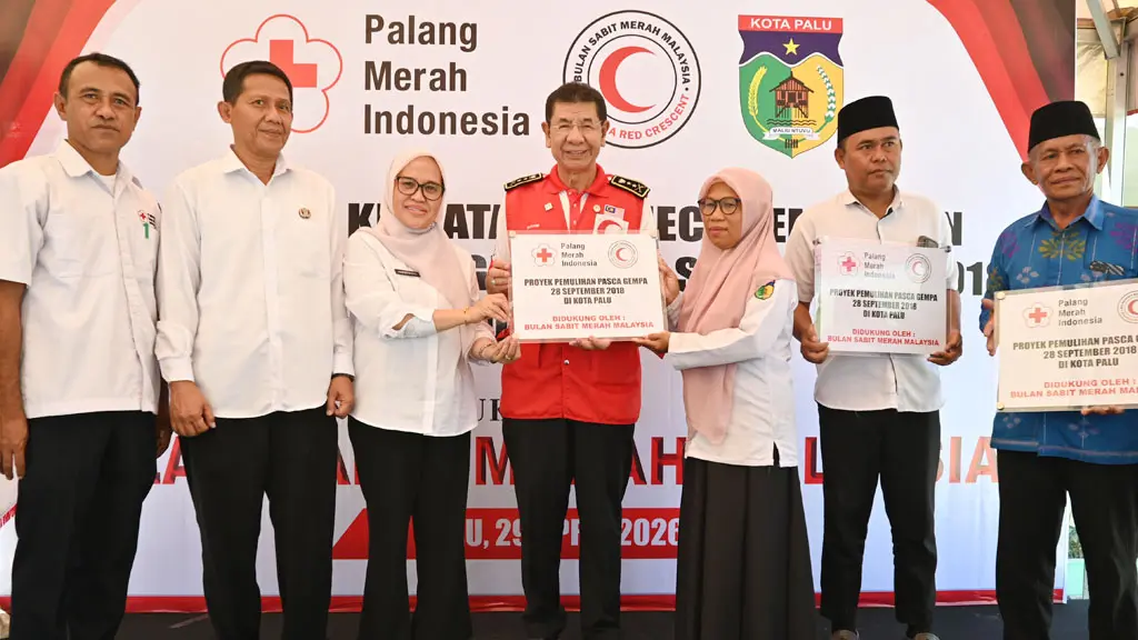 National Vice Chairman Bulan Sabit Merah Malaysia (MRCS) Dato Sri H Suhaimi bin H Yacob (tengah) bersama Sekda Kota Palu Irmayanti, Ketu PMI Kota Palu Nanang, Kadis Sosial Kota Palu menyerahkan secara simbolis fasilitas sekolah hasil donasi MRCS di SD Inpres 01 Lere Palu, Rabu (29/4/2026). (©bmzIMAGES/Basri Marzuki)