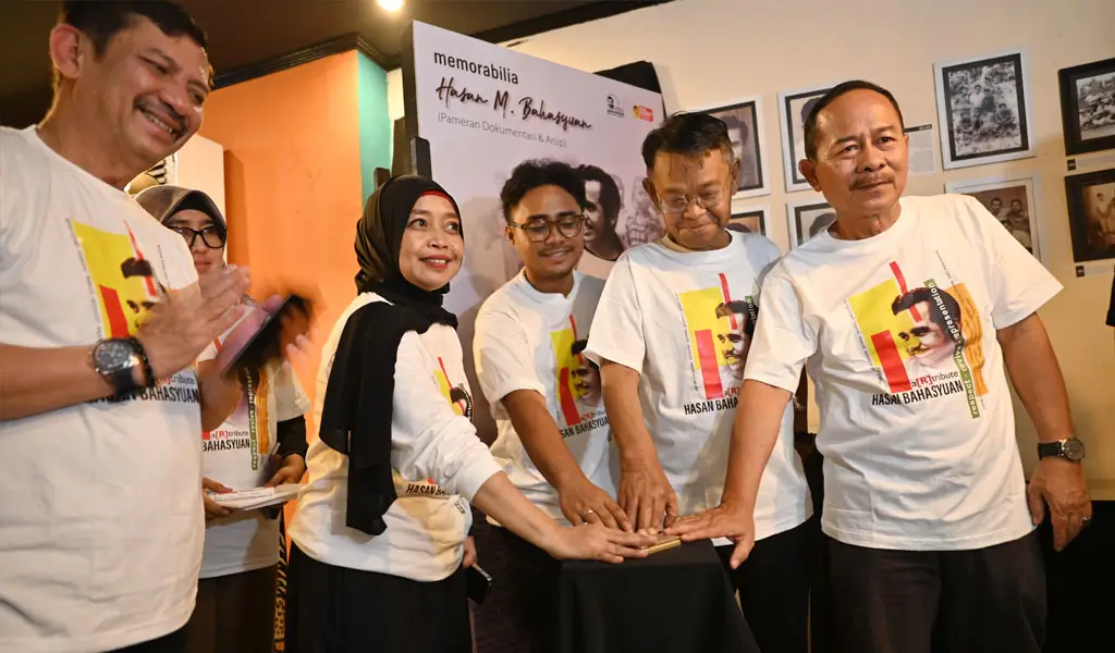 Dari kiri ke kanan: Kadis Pendidikan Sulteng Firmansyah, Direktur Eksekutif HBI Zhulfikar Usman, Ketua KONI Sulteng Fathur Razak, Gubernur Sulteng periode 2021-2025 Rusdy Mastura, dan Kadis Kebudayaan Sulteng Andi Kamal Lembah menekan tombol menandai pembukaan pameran dokumentasi maestro seni Hasan Bahasyuan di Raego Cafe, Palu, Kamis (2/4/2026). (©bmzIMAGES/Basri Marzuki)