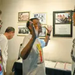 Gubernur Sulteng periode 2021-2025 Rusdy Mastura (tengah) bersama Ketua KONI Sulteng Fathur Razak (kiri) dan kurator Neni Muhidin pada pameran dokumentasi maestro seni Hasan Bahasyuan di Raego Cafe, Palu, Kamis (2/4/2026). (©bmzIMAGES/Basri Marzuki)