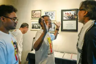 Gubernur Sulteng periode 2021-2025 Rusdy Mastura (tengah) bersama Ketua KONI Sulteng Fathur Razak (kiri) dan kurator Neni Muhidin pada pameran dokumentasi maestro seni Hasan Bahasyuan di Raego Cafe, Palu, Kamis (2/4/2026). (©bmzIMAGES/Basri Marzuki)