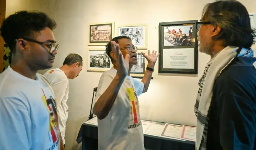 Gubernur Sulteng periode 2021-2025 Rusdy Mastura (tengah) bersama Ketua KONI Sulteng Fathur Razak (kiri) dan kurator Neni Muhidin pada pameran dokumentasi maestro seni Hasan Bahasyuan di Raego Cafe, Palu, Kamis (2/4/2026). (©bmzIMAGES/Basri Marzuki)