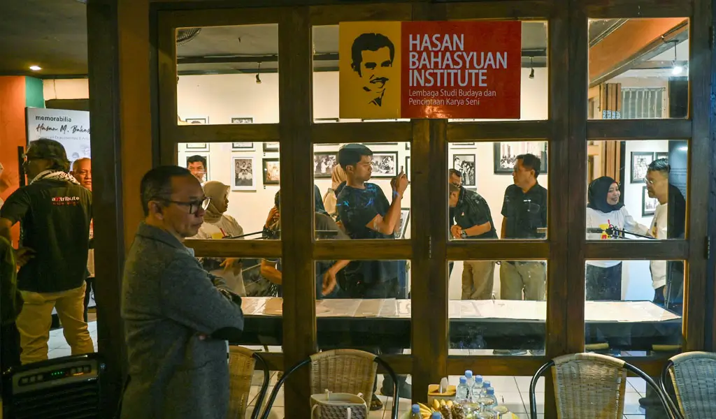 Sejumlah pengunjung mengamati berbagai dokumentasi yang dipajang pada pameran dokumentasi maestro seni Hasan Bahasyuan di Raego Cafe, Palu, Kamis (2/4/2026). (©bmzIMAGES/Basri Marzuki)