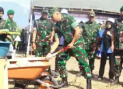 Pangdam XXIII/Palaka Wira, Mayjen TNI J. Binsar P. Sianipar menyekop bahan bangunan pada ground breaking Yonif TP 873/Mareso Masagena dan Brigif TP 30/Karoso Ndaya di Sigi, Kamis (23/4/2026). (©Pendam 23/PW)