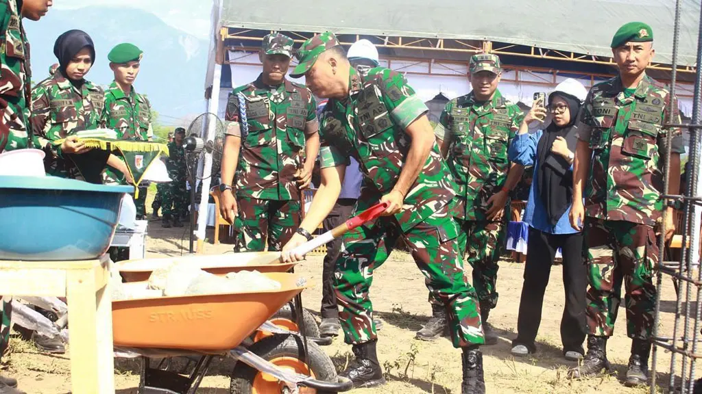 Pangdam XXIII/Palaka Wira, Mayjen TNI J. Binsar P. Sianipar menyekop bahan bangunan pada ground breaking Yonif TP 873/Mareso Masagena dan Brigif TP 30/Karoso Ndaya di Sigi, Kamis (23/4/2026). (©Pendam 23/PW)