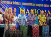 Menag Nasaruddin Umar bersama Gubernur Sulteng Anwar Hafid dan Bupati Sigi Moh Rizal Intjenae memukul gimba menandai penutupan Paskah Nasional V di Sigi, Sabtu (26/4/2026) malam. (©Humas Pemprov Sutleng)