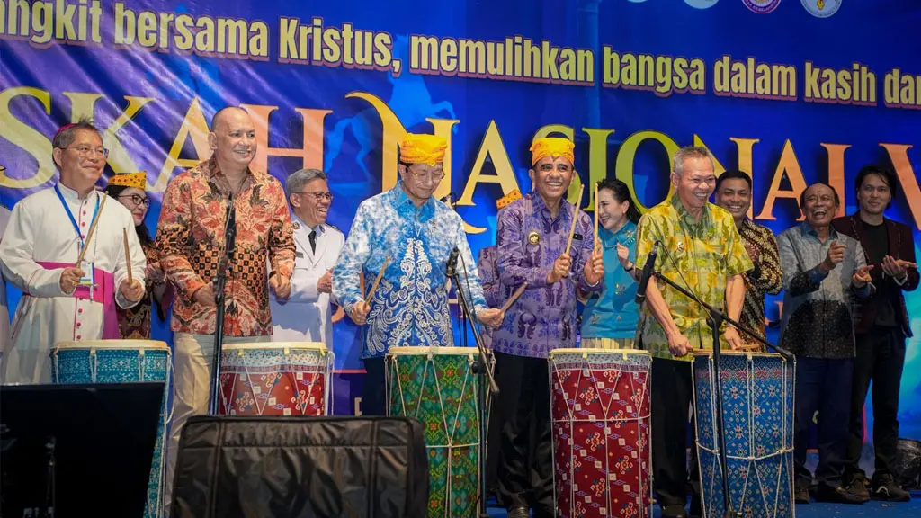 Menag Nasaruddin Umar bersama Gubernur Sulteng Anwar Hafid dan Bupati Sigi Moh Rizal Intjenae memukul gimba menandai penutupan Paskah Nasional V di Sigi, Sabtu (26/4/2026) malam. (©Humas Pemprov Sutleng)