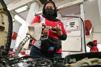 Ilustrasi petugas mengisi BBM jenis pertalite di SPBU I Gusti Ngurah Rai. (©bmzIMAGES/Basri Marzuki)