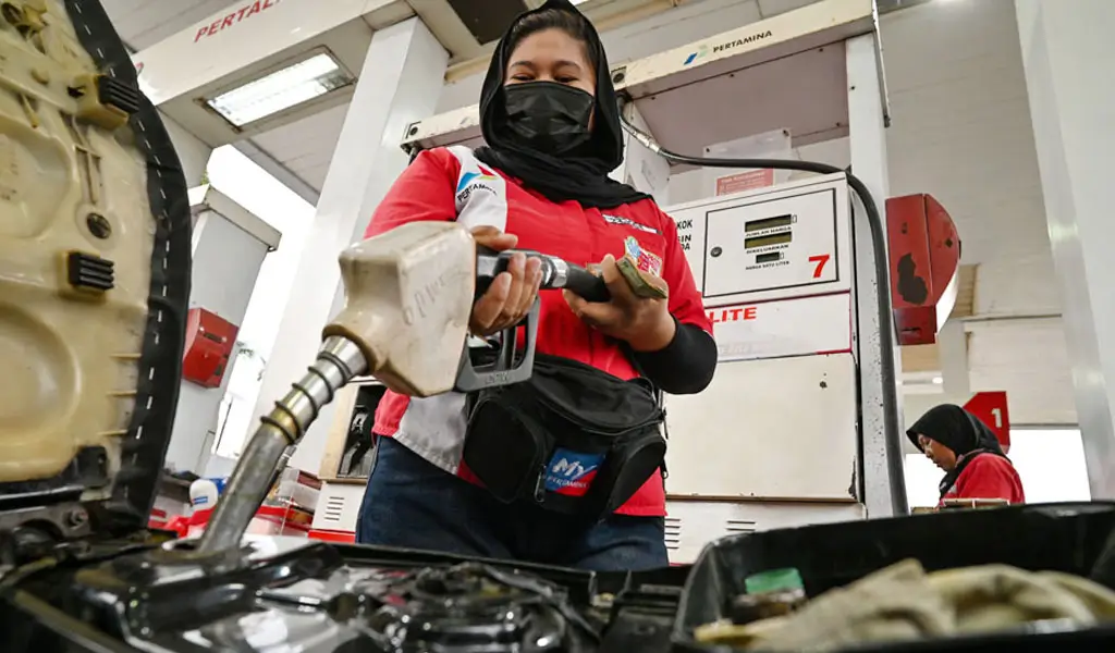 Ilustrasi petugas mengisi BBM jenis pertalite di SPBU I Gusti Ngurah Rai. (©bmzIMAGES/Basri Marzuki)