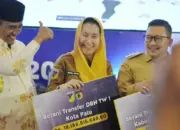 Dubernur Sultegn Anwar Hafid )kiri) menyerahkan anggaran 9 Berani kepada Wakil wali Koa Palu, Imelda Liliana Muhidin di Palu, Senin (27/4/2026). (©Prokopim Setda Kota Palu/Imron)