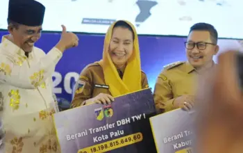 Dubernur Sultegn Anwar Hafid )kiri) menyerahkan anggaran 9 Berani kepada Wakil wali Koa Palu, Imelda Liliana Muhidin di Palu, Senin (27/4/2026). (©Prokopim Setda Kota Palu/Imron)