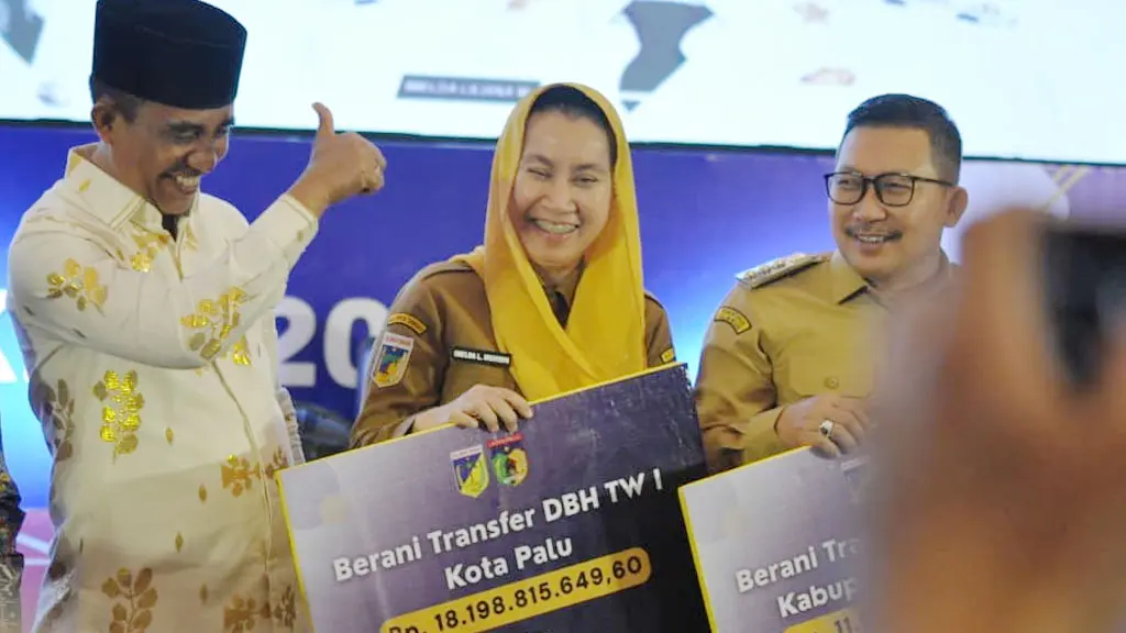 Dubernur Sultegn Anwar Hafid )kiri) menyerahkan anggaran 9 Berani kepada Wakil wali Koa Palu, Imelda Liliana Muhidin di Palu, Senin (27/4/2026). (©Prokopim Setda Kota Palu/Imron)