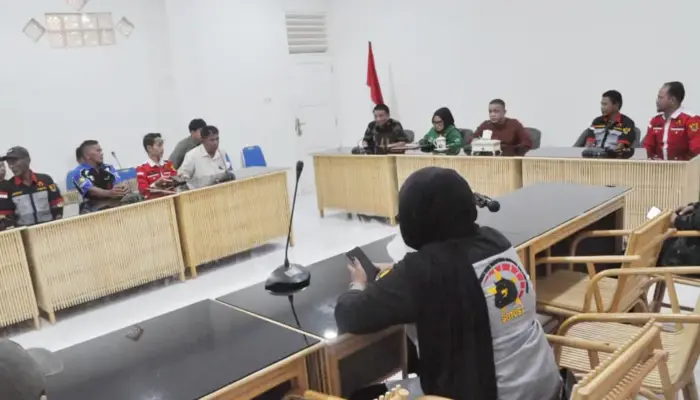 Buruh Transportasi Adukan Tenda-Tenda di Ruas Jalan ke Wali Kota Palu