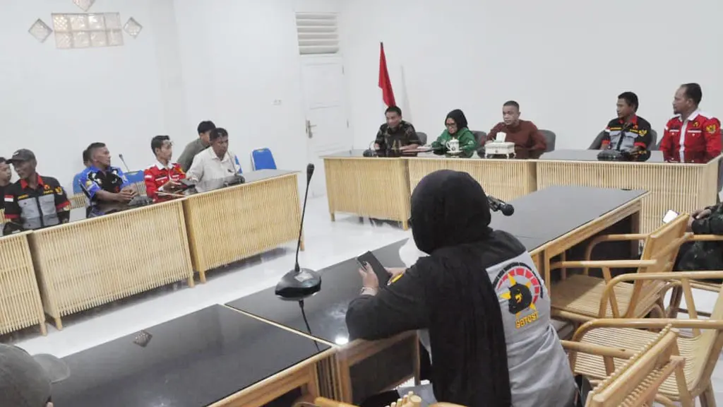 Wali Kota Palu Hadianto menerima sejumlah perwakilan buruh transportasi di Rujab Wali Kota, Kamis (30/4/2026). (©Prokopim Setda Kota Palu/Imron)