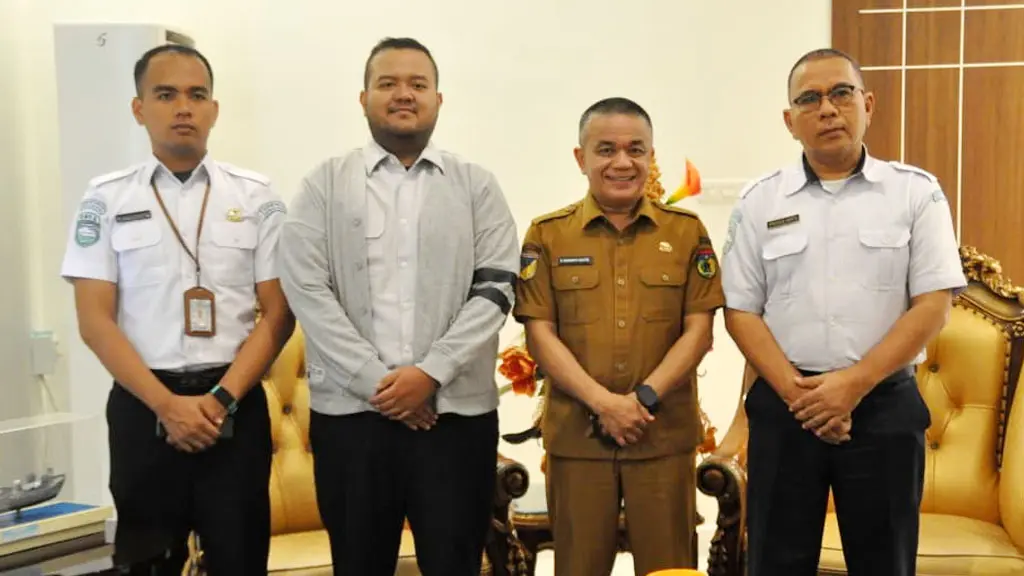 Wali Kota Palu Hadiantor Rasyid bersama Kepala Stasiun BMKG Mutiara SIs Aljufri Taufiq Hidayah dan staf pada audiensi di Palu, Selasa (14/4/2026). (©Prokopim Setda Kota Palu/Imron)