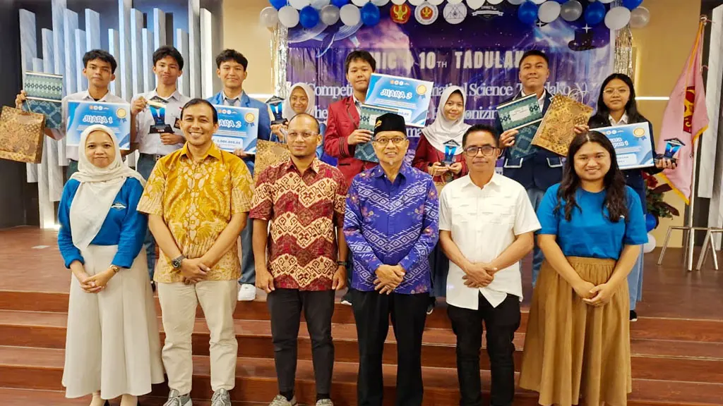 Foto bersama usai penutupan dan penyerahan hadiah Comic's Tadulako di Palu, Sabtu (11/4/2026). (©Prokopim Setda Kota Palu/Jufri)