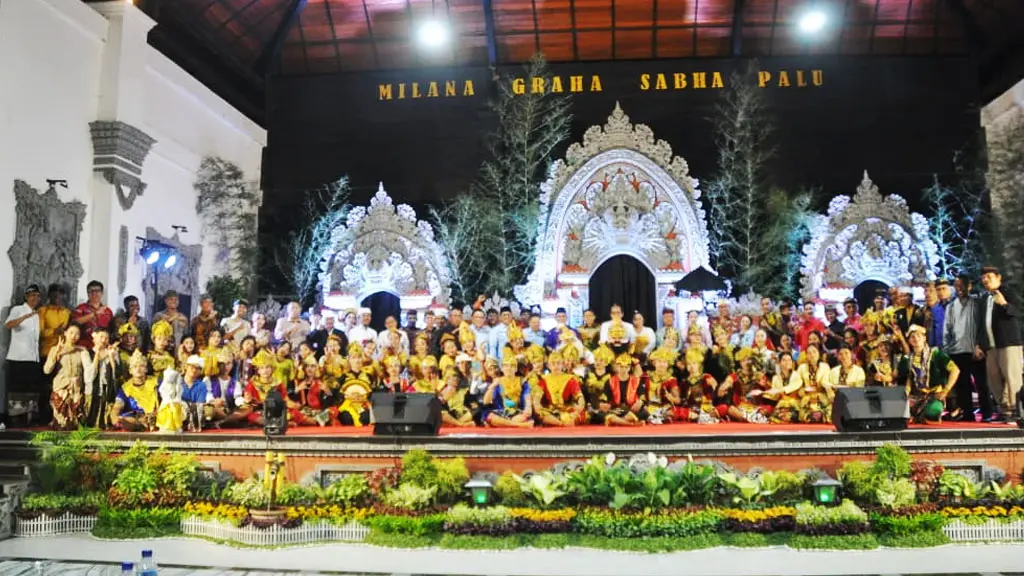 Foto bersama usai seremoni perayaan Dharma Santi hari Nyepi di Gedung Milana Graha Sabha Palu, Sabtu (11/4/2026). (©Prokopim Setda Kota Palu/Imron)