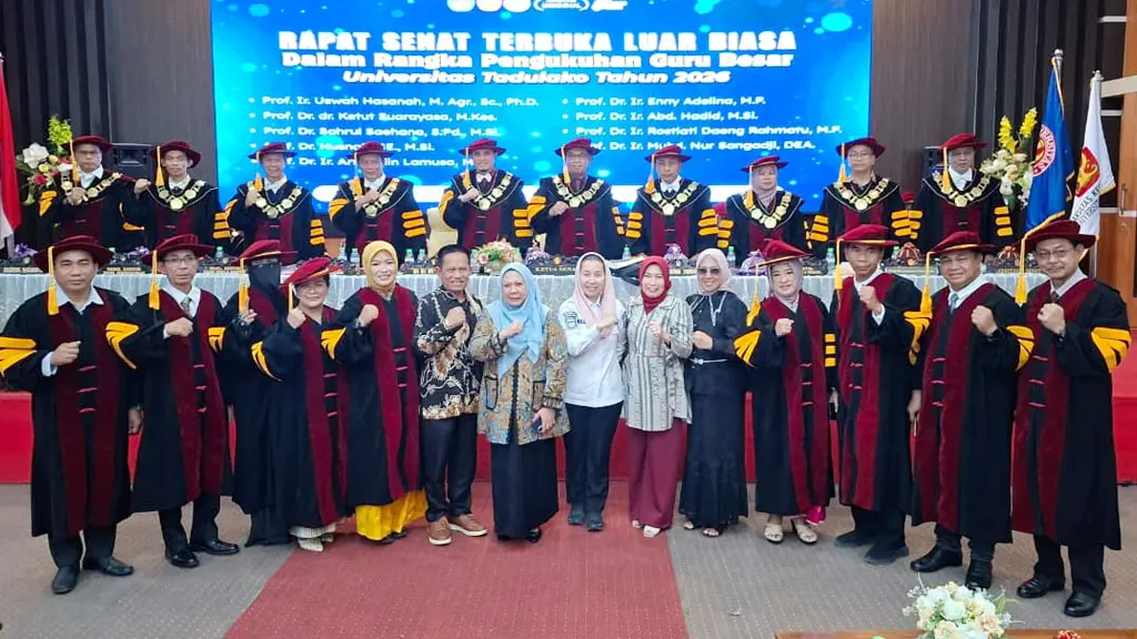 Wagub Reny Lamadjido dan Wwaali Palu Imelda Lilianan Muhidin berfoto bersama 9 guru besar yang dikukuhkan di Untad, Rabu (15/4/2026). (©Prokopim Setda Kota Palu/Jufri)