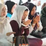 Wawali Imelda Liliana Muhidin (tengah) pada Haul ke-58 Guru Tua di palu, Rabu (1/4/2025). (©Prokopim Setda Koat Palu/Jufri)