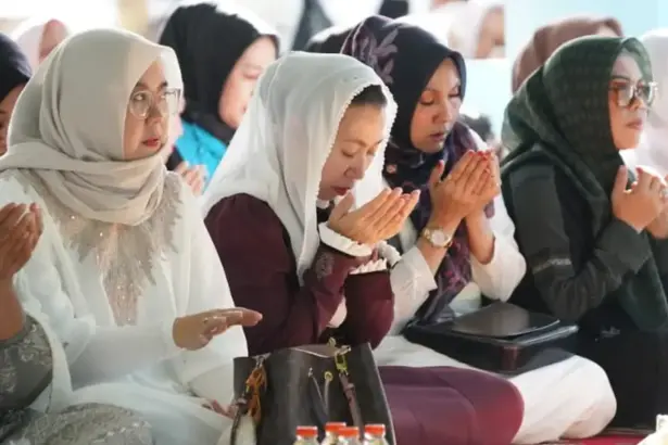 Wawali Imelda Liliana Muhidin (tengah) pada Haul ke-58 Guru Tua di palu, Rabu (1/4/2025). (©Prokopim Setda Koat Palu/Jufri)