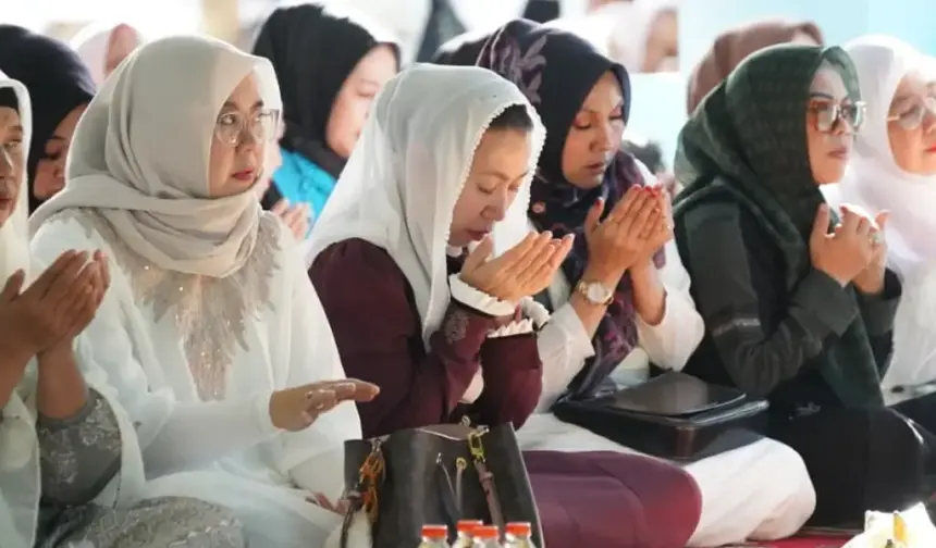 Wawali Imelda Liliana Muhidin (tengah) pada Haul ke-58 Guru Tua di palu, Rabu (1/4/2025). (©Prokopim Setda Koat Palu/Jufri)