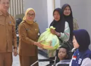 Sekot Palu Irmayanti menyerahkan paket sembako pada HUT ke-22 Tagana di Palu, Senin (27/4/2026). (©Prokopim Setda Kota Palu/Iwan)