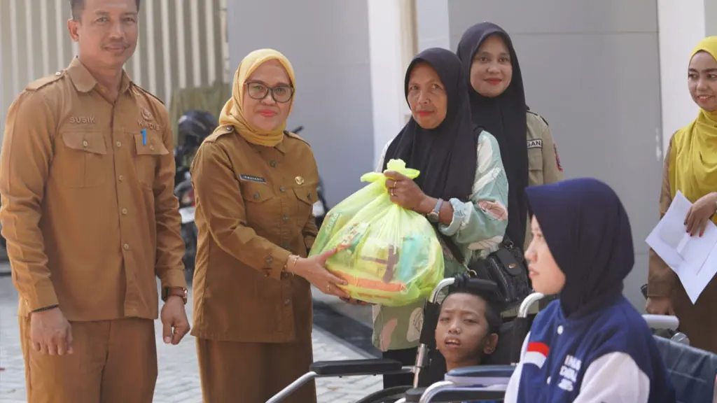 Sekot Palu Irmayanti menyerahkan paket sembako pada HUT ke-22 Tagana di Palu, Senin (27/4/2026). (©Prokopim Setda Kota Palu/Iwan)