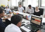 Sekda Kota Palu, Irmayanti Pettalolo saat mengikuti evaluasi percepatan capaian Universal Coverage Jamsosnaker (UJC) Tahun 2026 secara daring, Rabu (22/4/2026). (©Prokopim Setda Kota Palu/Imron)