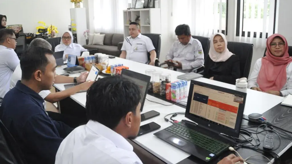 Sekda Kota Palu, Irmayanti Pettalolo saat mengikuti evaluasi percepatan capaian Universal Coverage Jamsosnaker (UJC) Tahun 2026 secara daring, Rabu (22/4/2026). (©Prokopim Setda Kota Palu/Imron)