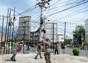 Penertiban kabel yang semrawut di Jalan Basuki Rahmat Palu, Kamis (30/4/2026). (©Diskominfosantik Palu)