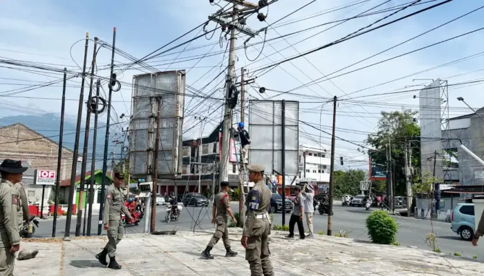 Pemkot Tertibkan Kabel Fiber Optik dan Coaxial di Jalan Basuki Rahmat