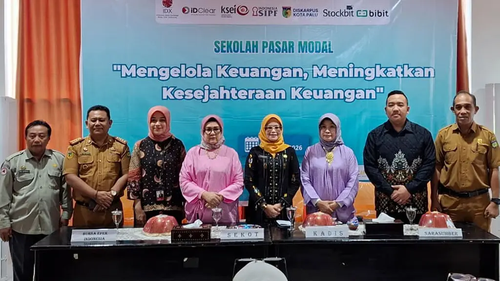 Foto bersama usai pembukaan Seminar Literasi FInansial di Palu, Selasa (21/4/2026). (©Prokopim Setda Kota Palu/Jufri)