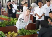 Wawali Imelda berdialog dengan pedagang usai meresmikan pemanfaatan kembali Tavanjuka Market di Jala I Gusti Ngurah Rai, Rabu (15/4/2026). (©Prokopim Setda Kota Palu/Jufri)