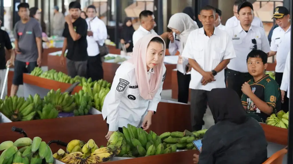 Wawali Imelda berdialog dengan pedagang usai meresmikan pemanfaatan kembali Tavanjuka Market di Jala I Gusti Ngurah Rai, Rabu (15/4/2026). (©Prokopim Setda Kota Palu/Jufri)