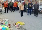 Wali Kota Hadianto bersama Wawali Imelda menyaksikan sampah yang berserak di salah satu titik kunjungan lapangannya di Palu, Kamis (23/4/2026). (©Prokopim Setda Kota Palu/Jufri)