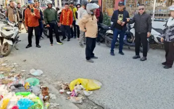 Wali Kota Hadianto bersama Wawali Imelda menyaksikan sampah yang berserak di salah satu titik kunjungan lapangannya di Palu, Kamis (23/4/2026). (©Prokopim Setda Kota Palu/Jufri)