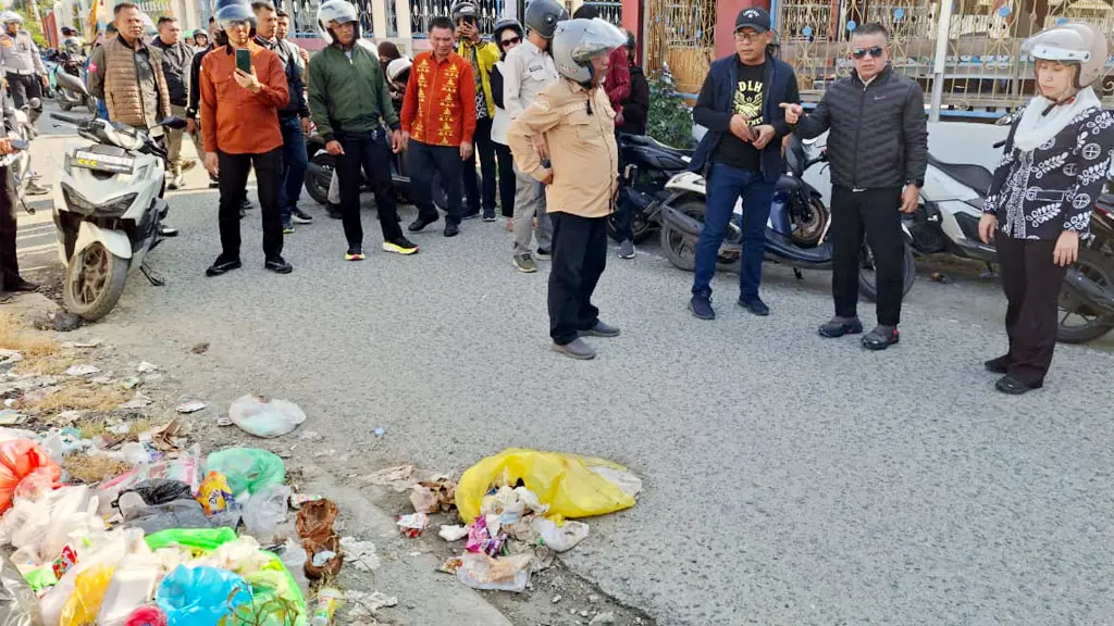 Wali Kota Hadianto bersama Wawali Imelda menyaksikan sampah yang berserak di salah satu titik kunjungan lapangannya di Palu, Kamis (23/4/2026). (©Prokopim Setda Kota Palu/Jufri)