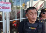 Kabid PPUD Satpol PP Kota Palu Mohamad Bambang berdiri di dekat pintu Chiken Bim Jl Basuki Rahmat Palu usai disegel, Kamis (16/4/2026). (©Prokopim Setda Kota Palu/Jufri)
