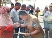 Wali Kota Palu Hadianto Rasyid menyerahkan sertifikat kepad asalah seorang warga di Huntap Balaroa, Senin (27/4/2026). (©Prokopim Setda Kota Palu/Jufri)