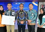 Plt Kepala BPKAD Sulteng Abd Haris )kedua kiri) bersama Gubernur Sulteng Anwar Hafid (tengah) menunjukkan naskah sarah terima aset rampasan negara di Jakarta, Rabu (29/4/2026). (©Biro Adpim Pemprov Sutleng)