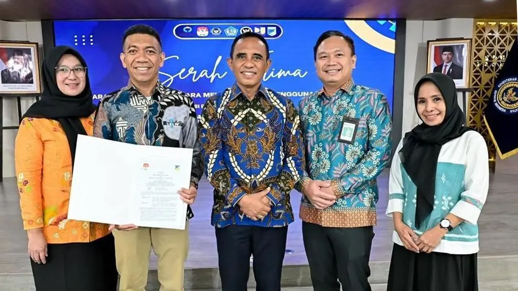 Plt Kepala BPKAD Sulteng Abd Haris )kedua kiri) bersama Gubernur Sulteng Anwar Hafid (tengah) menunjukkan naskah sarah terima aset rampasan negara di Jakarta, Rabu (29/4/2026). (©Biro Adpim Pemprov Sutleng)