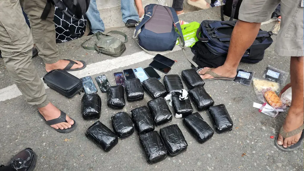 Barang bukti yang disita polisi di Bandara Mutiara SIs Aljufri Palu, Minggu (26/4/2026). (©Humas Polda Sulteng)