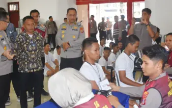 Ketua Tim Kompolnas RI Gufron (kedua kiri) meninjau proses rekrutmen anggota Polri di Palu, Rabu (22/4/2026). (©Humas Polda Sulteng)